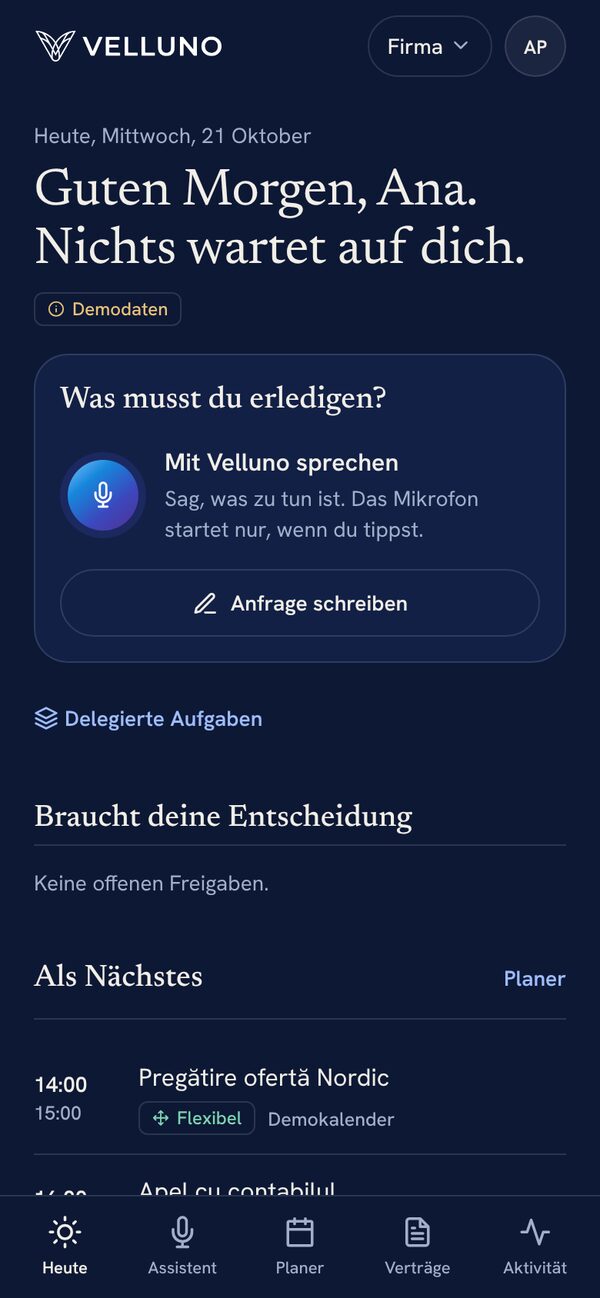 Der Heute-Bildschirm von Velluno: Begrüßung, Spracheingabe, was auf deine Freigabe wartet, und der Tagesplan